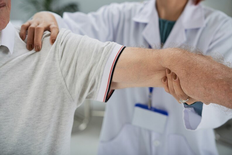 a person seek shoulder pain treatment in kota