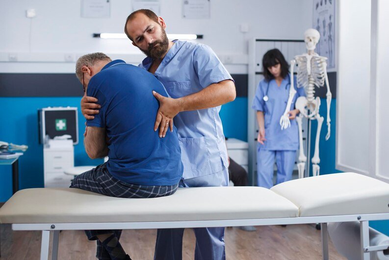 A man receives a back massage from an orthopedic doctor in Kota Nayapura, focusing on muscle relaxation and pain relief.jpeg
