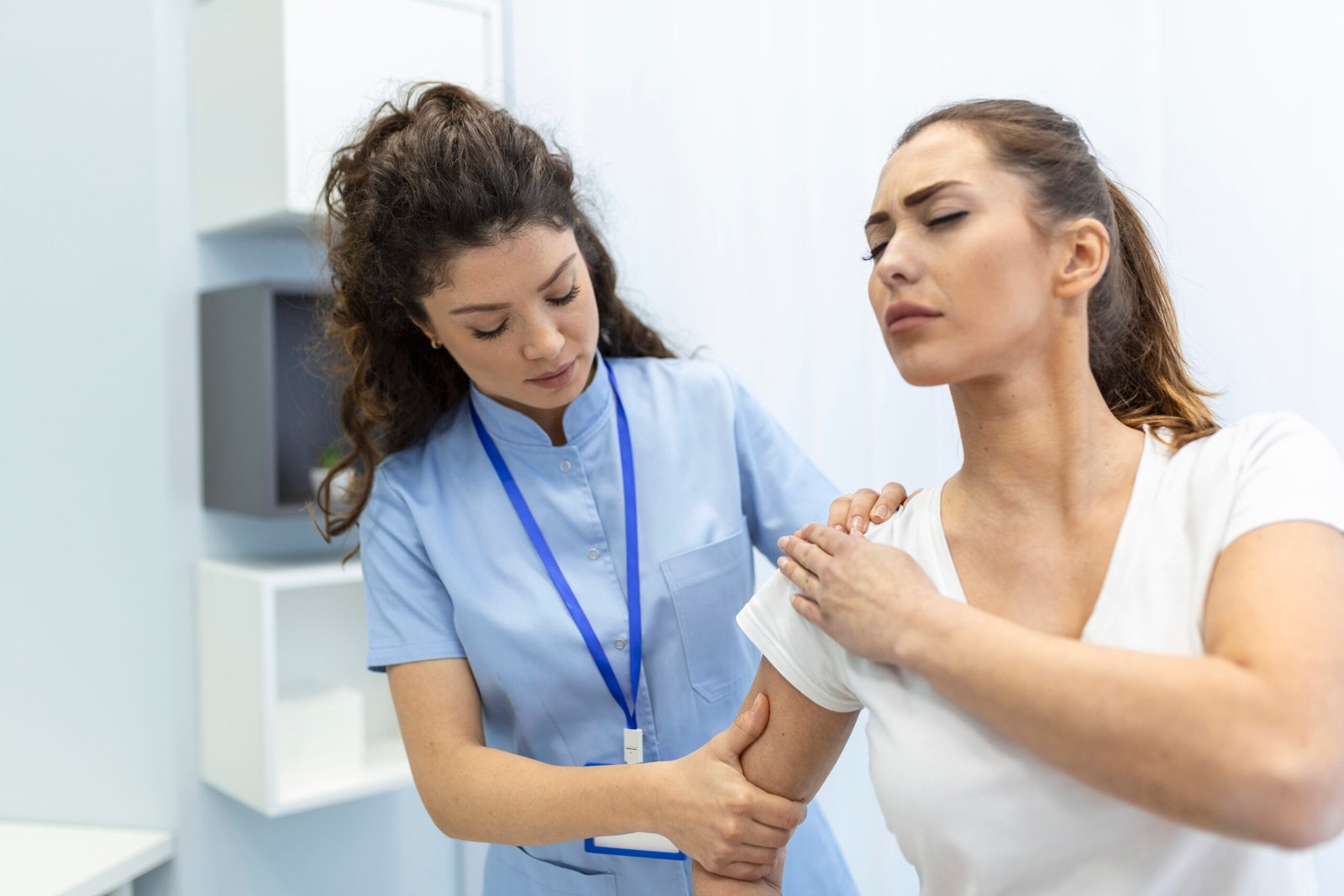 Woman doctor providing shoulder pain treatment in Kota through manual therapy and orthopedic care